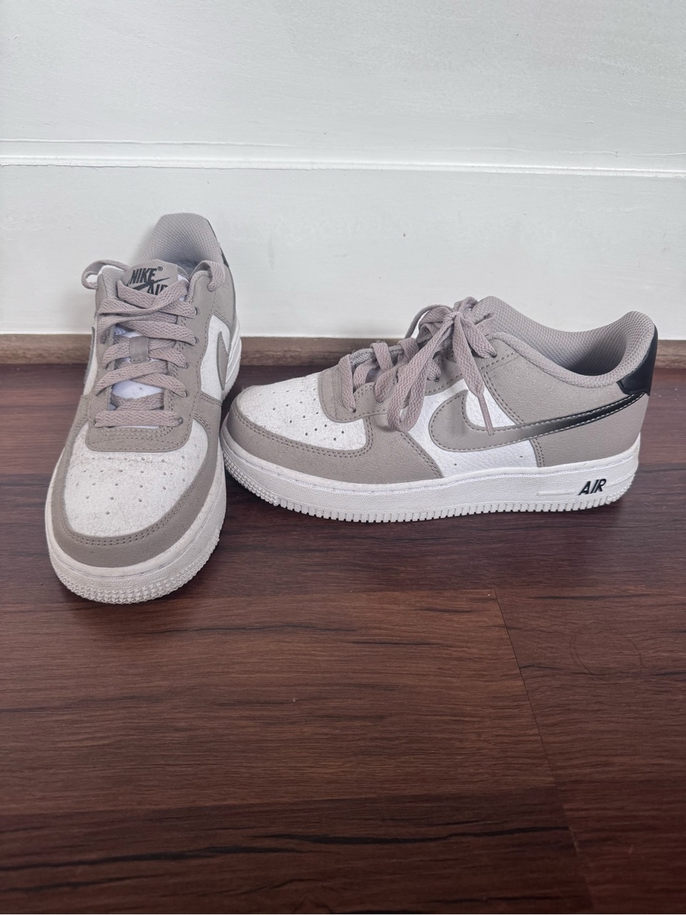 Nike Kids Low-Top Sneakers in Taupe, White and Black